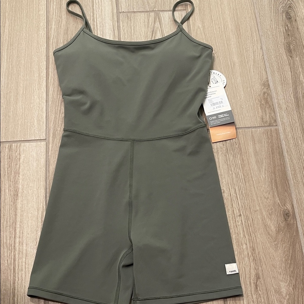 NWT Vuori AllTheFeels One piece Romper jumpsuit PISTACHIO 6” Sz XS VW3053